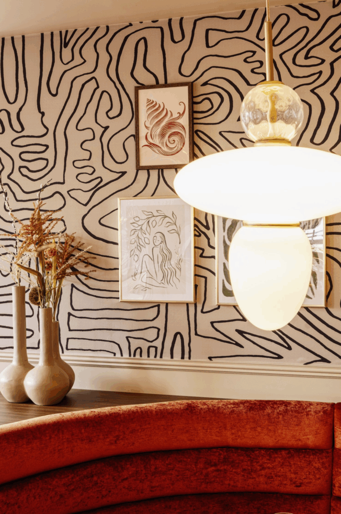 Luxury restaurant interior of Restaurant Riviera, designed by Horeca Sfeermakers with daisy james wallcovering The Roam Beige.